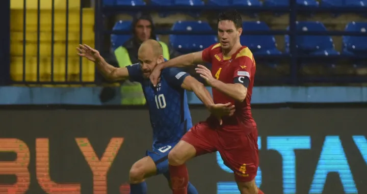 epa10208344 Finland's Teemu Pukki (L) in action against Montenegro's Nikola Vukcevic (R) during the UEFA Nations League soccer match between Montenegro and Finland in Podgorica, Montenegro, 26 September 2022. EPA/BORIS PEJOVIC