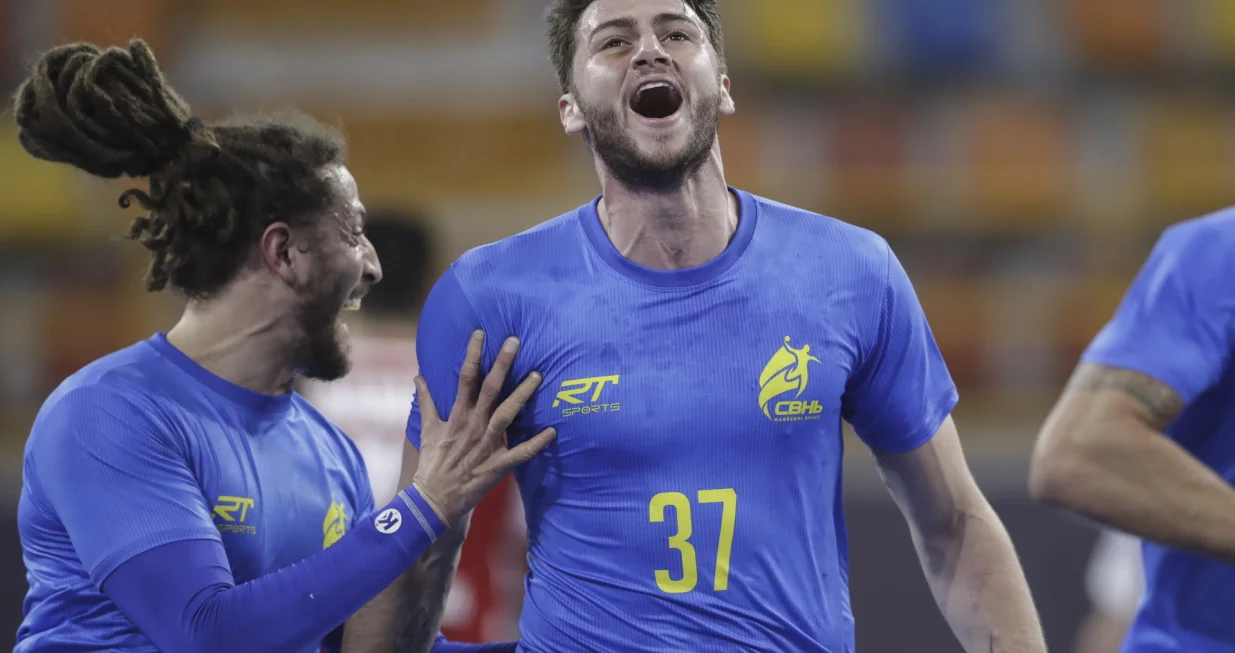 epa08956107 Brazil's Haniel Langaro (R) and Fabio Chiuffa (L) react during the Main Round match between Hungary and Brazil at the 27th Men's Handball World Championship in Cairo, Egypt, 21 January 2021. EPA/Petr David Josek/POOL