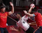 epa09403155 Egypt's Yahia Omar (C) in action against Spain's Raul Rodriguez Entrerrios (R) during the Men's Bronze medal match between Spain and Egypt of the Handball events of the Tokyo 2020 Olympic Games at the Yoyogi National Gymnasium arena in Tokyo, Japan, 07 August 2021. EPA/TATYANA ZENKOVICH