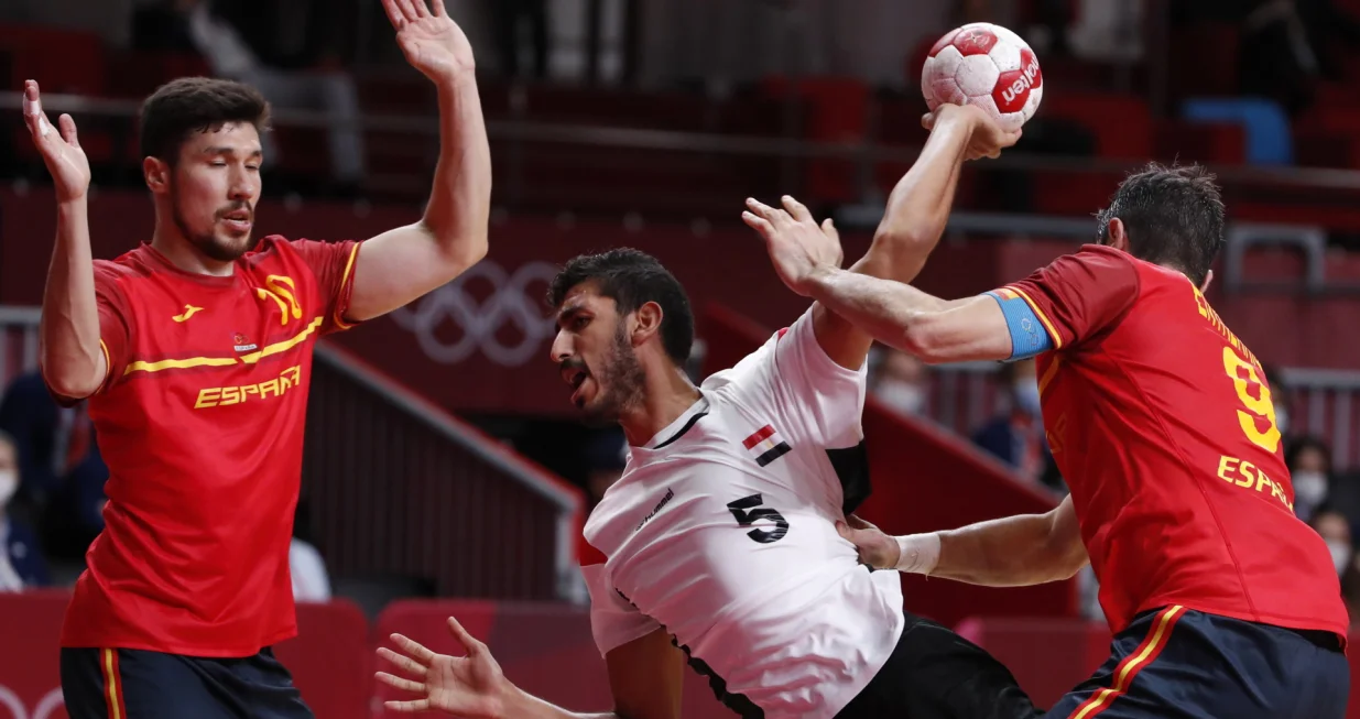 epa09403155 Egypt's Yahia Omar (C) in action against Spain's Raul Rodriguez Entrerrios (R) during the Men's Bronze medal match between Spain and Egypt of the Handball events of the Tokyo 2020 Olympic Games at the Yoyogi National Gymnasium arena in Tokyo, Japan, 07 August 2021. EPA/TATYANA ZENKOVICH