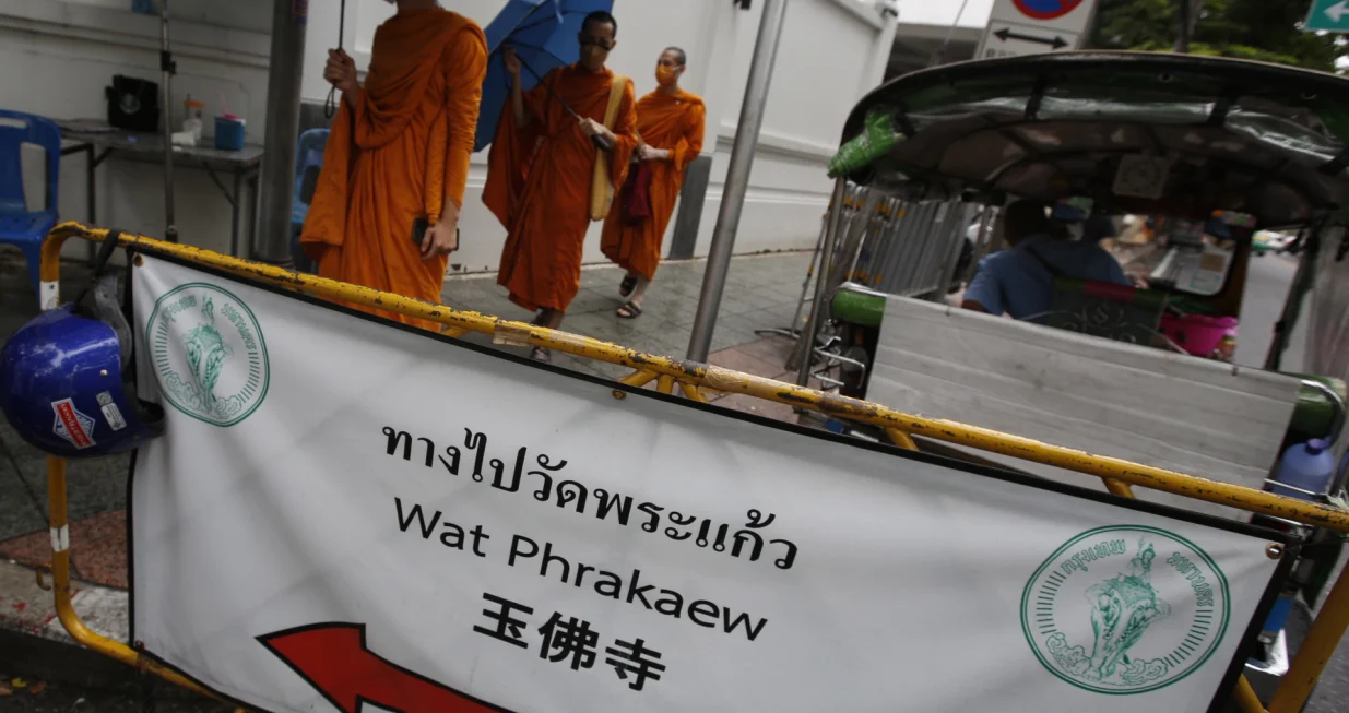 epa10160791 Thai buddhist monks walk on their way to the Emerald Buddha Temple in Bangkok, Thailand, 05 September 2022. The number of foreign visitors arrived in July 2022 saw a sharp rose to reach 6,126.3 percent year-on-year with 1.12 million showing the positive signs of Thailand's economic recovery after easing the pandemic measures, according to the economic indicators and data for July released by the Fiscal Policy Office (FPO). EPA/NARONG SANGNAK/Narong Sangnak