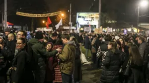 Studenti blokirali jedno od najprometnijih saobraćajnih čvorišta u Beogradu nakon incidenta u kojem se automobil zaletio u demonstrante oborivši studentkinju/Filip Stevanović