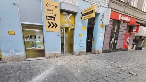 Obrušila se fasada na Ferhadiji//