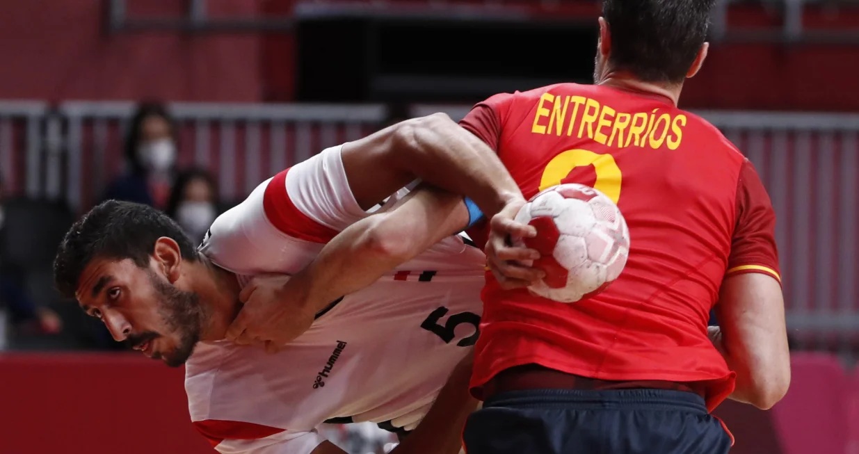 epa09403153 Egypt's Yahia Omar (L) in action against Spain's Raul Rodriguez Entrerrios (R) during the Men's Bronze medal match between Spain and Egypt of the Handball events of the Tokyo 2020 Olympic Games at the Yoyogi National Gymnasium arena in Tokyo, Japan, 07 August 2021. EPA/TATYANA ZENKOVICH