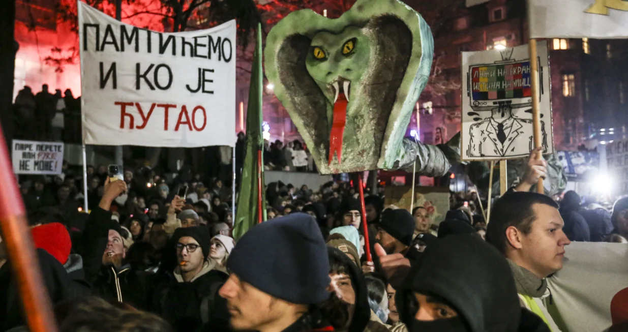 BEOGRAD, SRBIJA - "Svi na uliceвЂњ i pozivamo na generalni ЕЎtrajk, poruke su studenta koji su se veДЌeras okupili na protestu ispred zgrade Radio-televizije Srbije (RTS) u Beogradu (Filip Stevanovic - Anadolu Agency)/