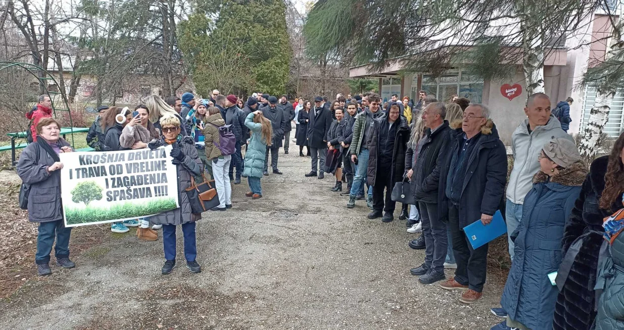 mirno okupljanje uposlenika pmf-a/Senad gubelić/Senad Gubelić