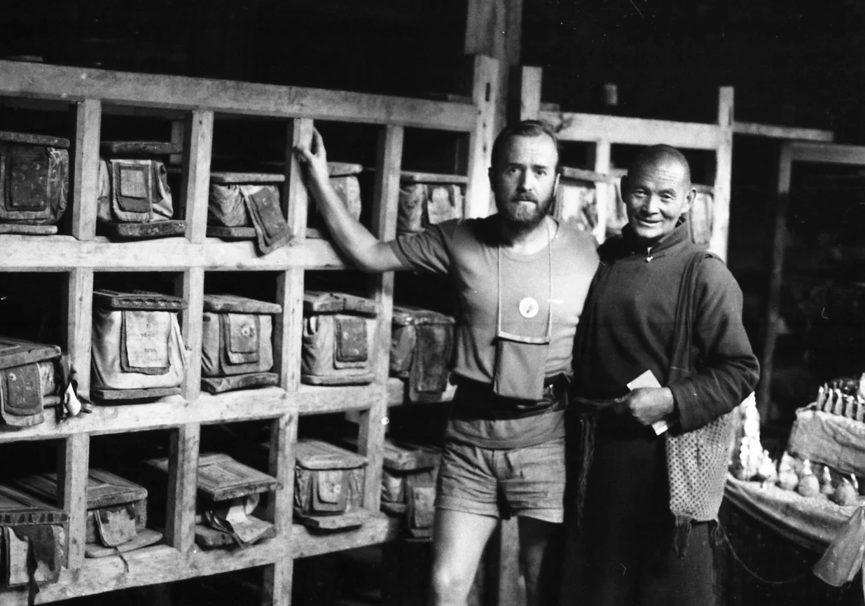 U RIZNICI VJEKOVNIH TAJNI: Ahmed Bosnic sa domacinom, lamom Tosingom Ginsom u jednoj od najstarijih tibetanskih knjiznica/