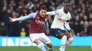 epa10385496 Emiliano Buendia (L) of Villa in action against Yves Bissouma (R) of Tottenham during the English Premier League soccer match between Tottenham Hotspur and Aston Villa in London, Britain, 01 January 2023. EPA/Neil Hall EDITORIAL USE ONLY. No use with unauthorized audio, video, data, fixture lists, club/league logos or 'live' services. Online in-match use limited to 120 images, no video emulation. No use in betting, games or single club/league/player publications