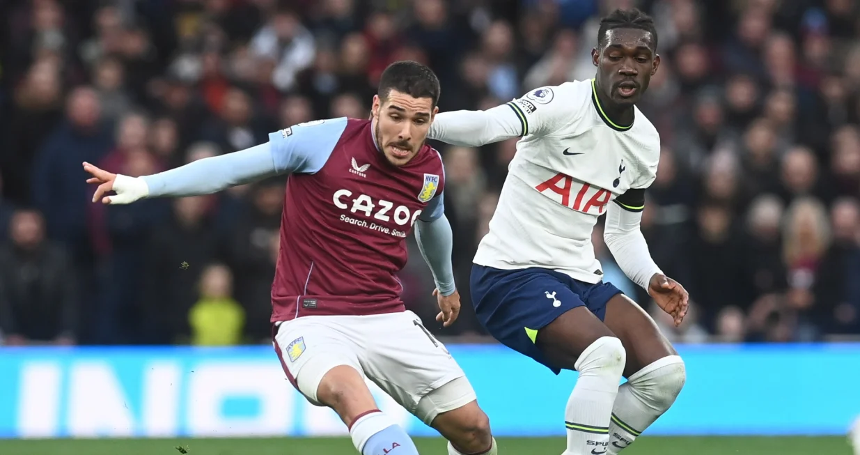 epa10385496 Emiliano Buendia (L) of Villa in action against Yves Bissouma (R) of Tottenham during the English Premier League soccer match between Tottenham Hotspur and Aston Villa in London, Britain, 01 January 2023. EPA/Neil Hall EDITORIAL USE ONLY. No use with unauthorized audio, video, data, fixture lists, club/league logos or 'live' services. Online in-match use limited to 120 images, no video emulation. No use in betting, games or single club/league/player publications