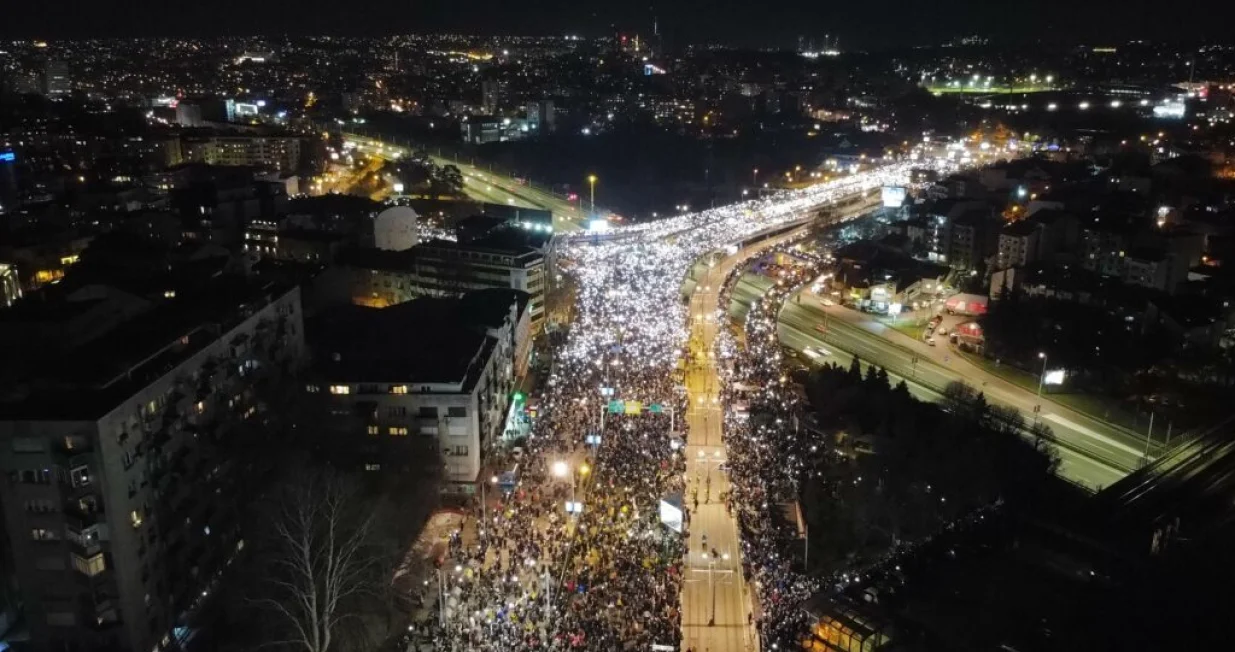 Svetla, svetlo, blic, blicevi, dronBeograd, 27.01.2025. Autokomanda, studentski protest, blokada, studentska blokada, studenti, 24 casa blokirana Autokomanda/Amir Hamzagić