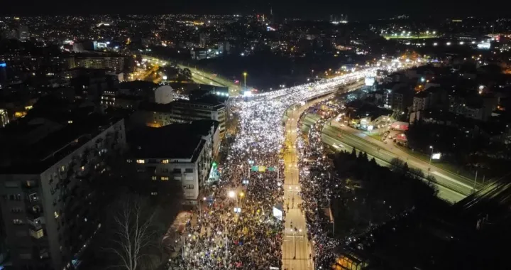 Svetla, svetlo, blic, blicevi, dronBeograd, 27.01.2025. Autokomanda, studentski protest, blokada, studentska blokada, studenti, 24 casa blokirana Autokomanda/Amir Hamzagić