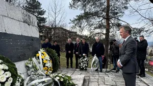 Ambasador BiH u Velikoj Britaniji Julian Reilly posjetio je Jevrejsko groblje u Sarajevu, na Međunarodni dan sjećanja na žrtve Holokausta/Julian Reilly