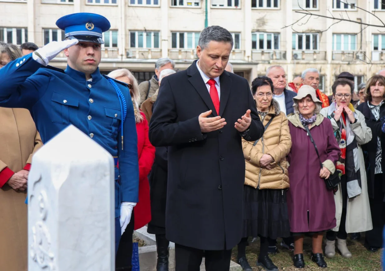 Denis Bećirović položio cvijeće na mezar Nijazu Durakoviću, u haremu Alipašine džamije u Sarajevu//