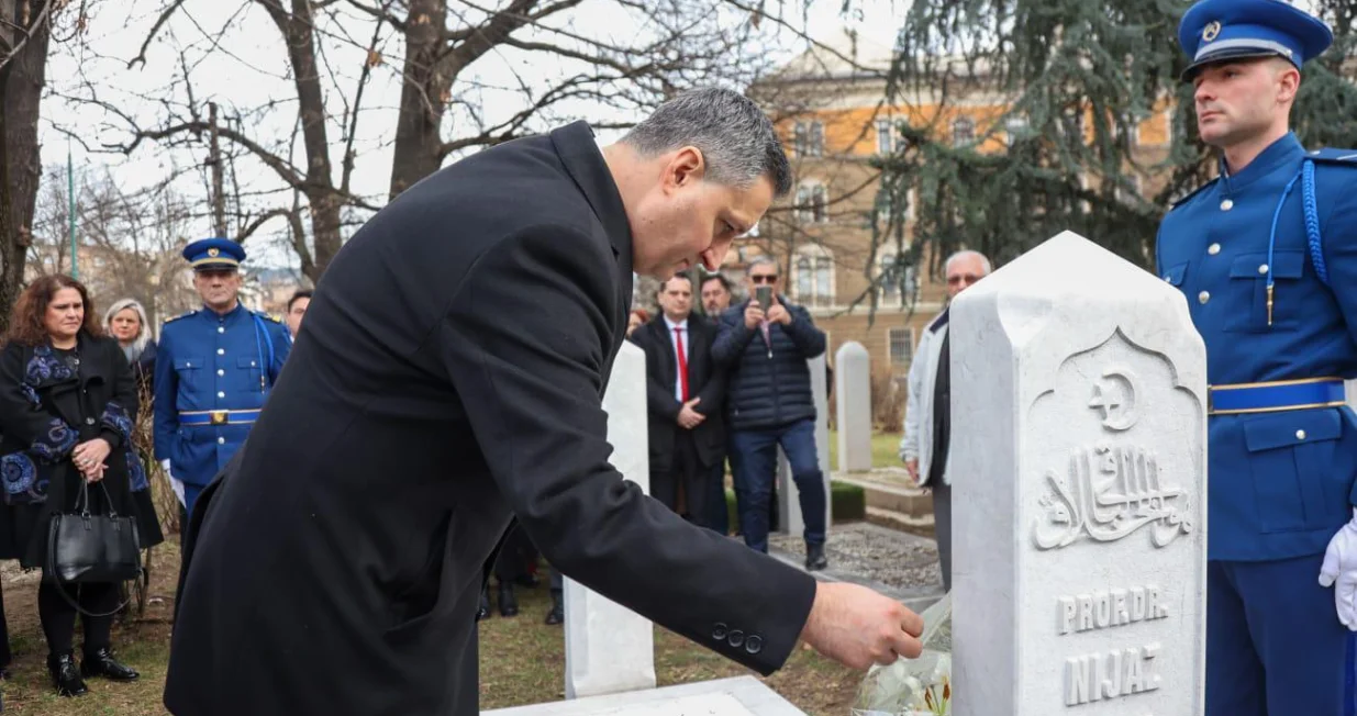 Denis Bećirović položio cvijeće na mezar Nijazu Durakoviću, u haremu Alipašine džamije u Sarajevu//