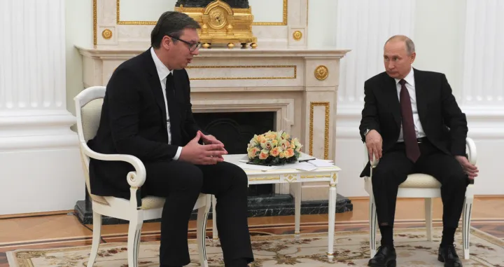 epa08504717 Russian President Vladimir Putin (R) meets with Serbian President Aleksandar Vucic (L) at the Kremlin, in Moscow, Russia, 23 June 2020. Aleksandar Vucic arrived in Moscow to take part on 24 June in celebrations marking the 75th anniversary of Victory in the WWII. EPA/ALEXEI NIKOLSKY/SPUTNIK /KREMLIN POOL MANDATORY CREDIT/Alexei Nikolsky/sputnik /kremlin Pool