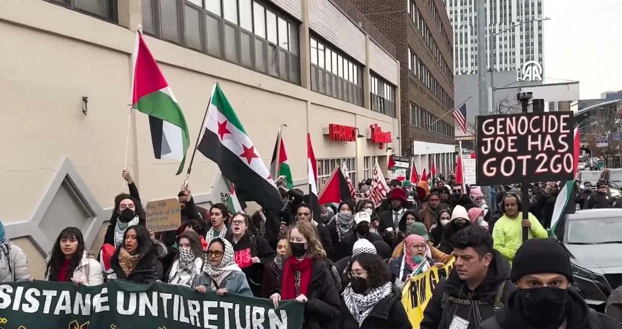 Grupa demonstranata koji podržavaju Palestinu protestirala je ispred kuće američkog državnog tajnika Antonyja Blinkena/