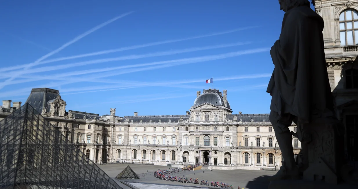 epa10089884 The peleton rides past the pyramid of the Louvre Museum during the 21st stage of the Tour de France 2022 over 115.6km from Paris La Defense in the Paris suburb of Nanterre to the Champs-Elysees in Paris, France, 24 July 2022. EPA/Christophe Petit Tesson/POOL/Christophe Petit Tesson/Pool