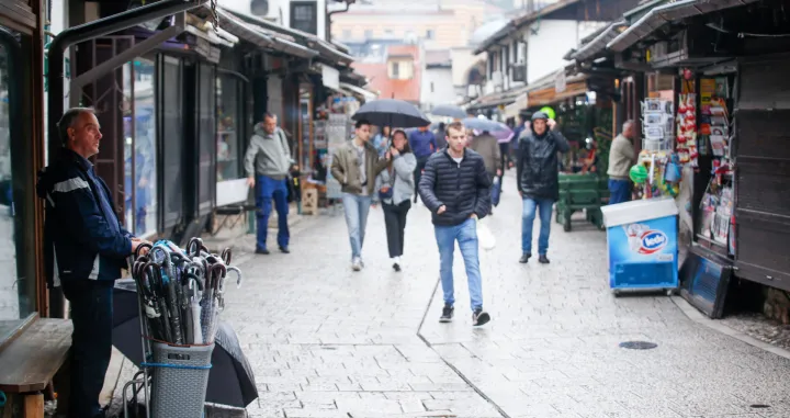 Vremenska prognoza, Sarajevo, Baščaršija, kiša, kišovito vrijeme, kišobrani, vrijeme/Senad Gubelić/