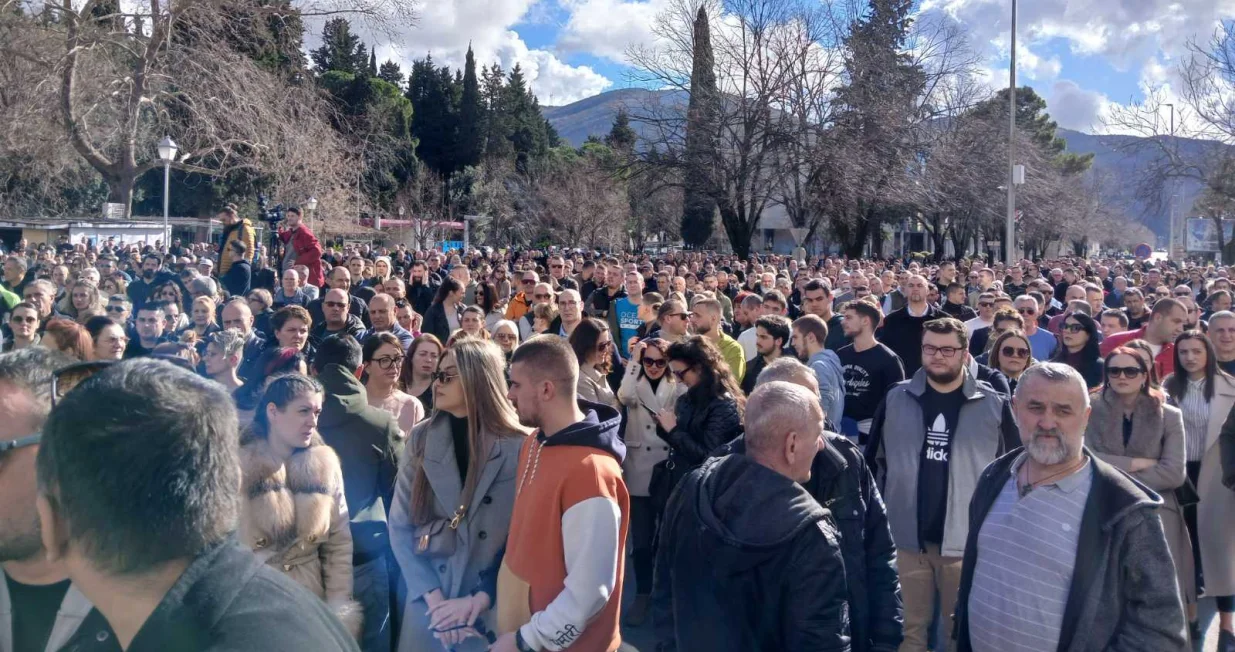 Protest u Trebinju zbog puštanja na slobodu petorice maloljetnika osumnjičenih za premlaćivanje sedamnaestogodišnjaka u naselju Luč//