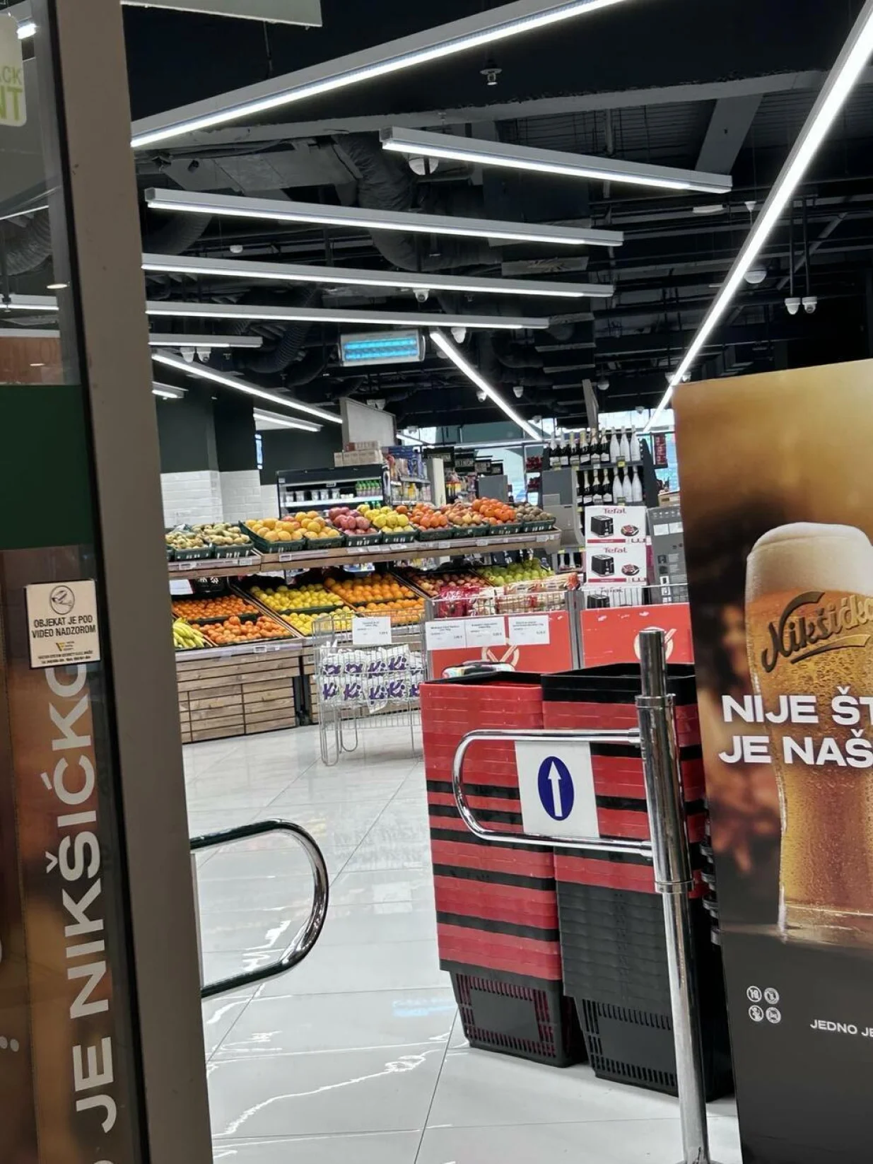 Prizor iz marketa u Budvi /Vuk Lajović/