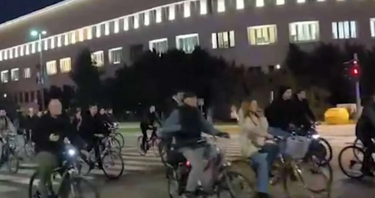 studenti nastavljaju/