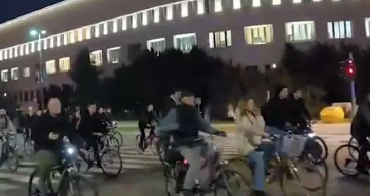 studenti nastavljaju/