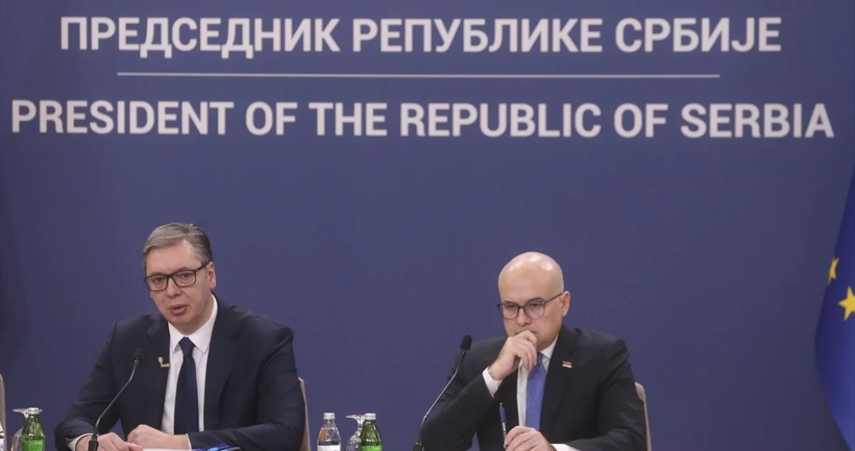 Aleksandar Vučić, Milo&scaron; Vučević, vanredno obraćanje, pokazivanje na ekranu, prezentacija, nadstre&scaron;nica, Novi Sad, studenti, studentski protest/Anadolija