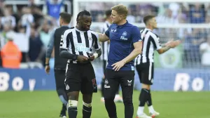epa10132358 Newcastle United manager Eddie Howe (R) talks with his player Allan Saint-Maximin (L) after the English Premier League soccer match between Newcastle United and Manchester City in Newcastle, Britain, 21 August 2022. EPA/PETER POWELL EDITORIAL USE ONLY. No use with unauthorized audio, video, data, fixture lists, club/league logos or 'live' services. Online in-match use limited to 120 images, no video emulation. No use in betting, games or single club/league/player publications