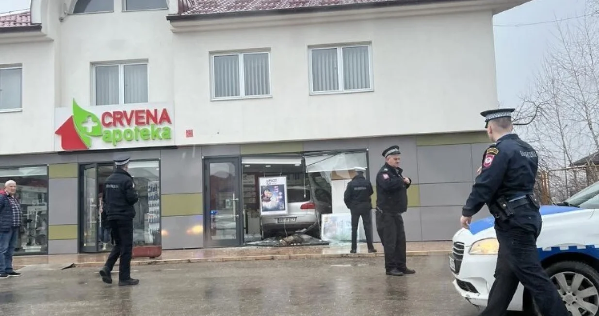 Vozilo završilo u apoteci/Viber//