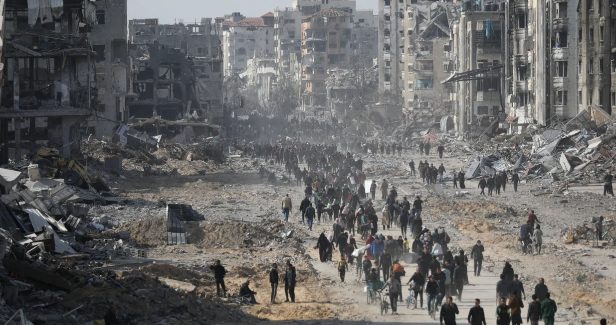 Brojni Palestinci krenuli su ka svojim domovima u Gazi, nakon &scaron;to je nastupio prekid vatre u palestinskoj enklavi. Palestinci se vraćaju uglavnom u razru&scaron;ena naselja s nekoliko stvari sačuvanih tokom 15 mjeseci genocidnog rata Izraela u Gazi (Dawoud Abo Alkas - Anadolu Agency)/