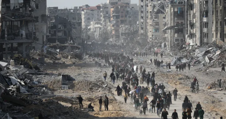 Brojni Palestinci krenuli su ka svojim domovima u Gazi, nakon &scaron;to je nastupio prekid vatre u palestinskoj enklavi. Palestinci se vraćaju uglavnom u razru&scaron;ena naselja s nekoliko stvari sačuvanih tokom 15 mjeseci genocidnog rata Izraela u Gazi (Dawoud Abo Alkas - Anadolu Agency)/