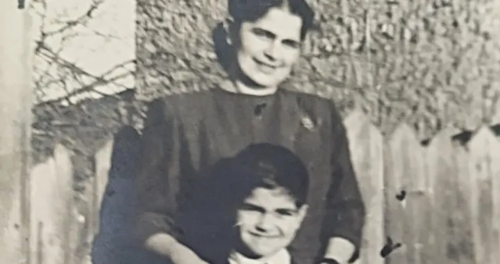 Jahiel Kamhi s majkom, 1950. godine, u Sarajevu//