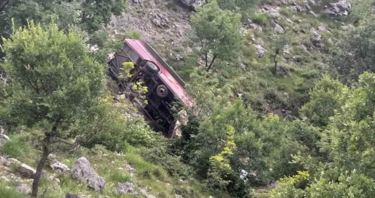 Te&scaron;ka saobraćajna nesreća kod Nik&scaron;ića. Autobus sletio u provaliju/