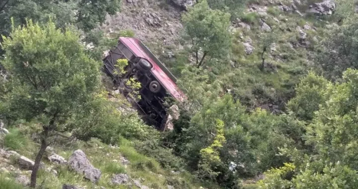 Te&scaron;ka saobraćajna nesreća kod Nik&scaron;ića. Autobus sletio u provaliju/