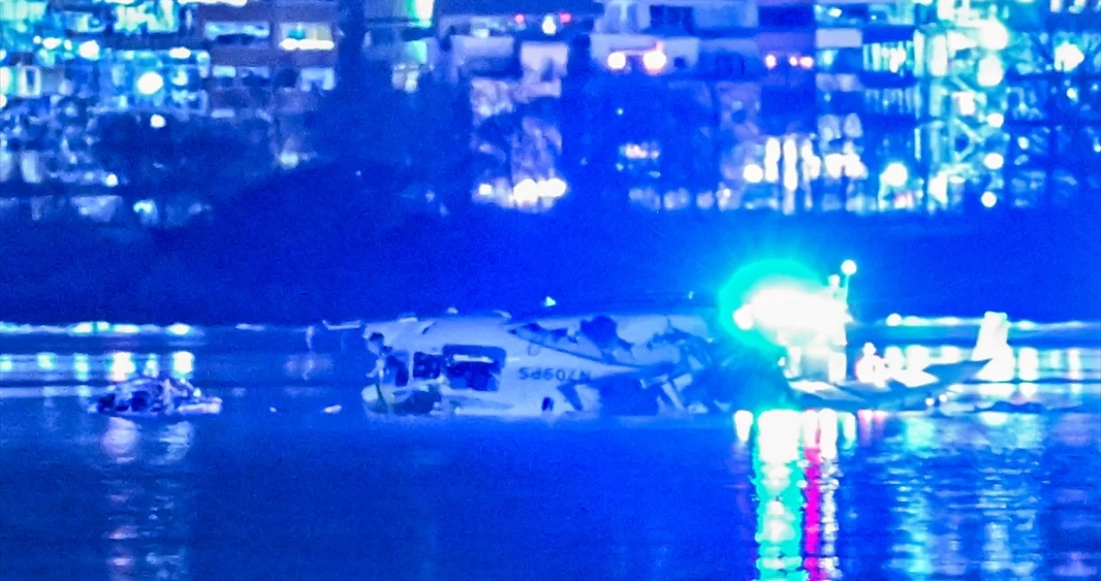 U stravičnom sudaru putničkog aviona i vojnog helikoptera u Washingtonu poginulo je 67 osoba/Celal G&uuml;neş