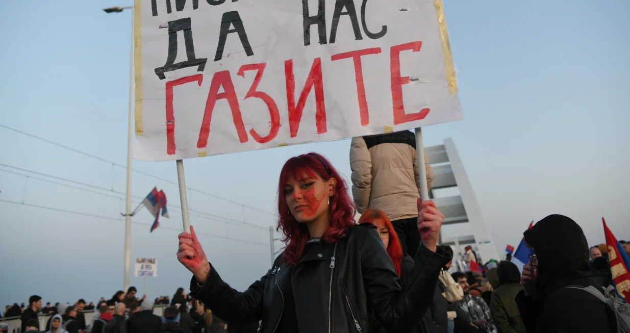 Novi Sad, Srbija - 1. februar 2025: Studenti koji su se okupili iz svih krajeva Srbije kako bi obiljeЕѕili tri mjeseca od stradanja 15 osoba u padu nadstreЕЎnice blokirali su Varadinski, ЕЅeЕѕeljev i Most slobode u Novom Sadu, odakle su bacili cvijeД&Dagger;e u Dunav. GraД'ani, studenti, biciklisti, motociklisti, poljoprivrednici, veterani doЕЎli su u kolonama sa svih strana kako bi blokirali tri kljuДЌna mosta u Novom Sadu i na taj naДЌin iskazali protest zbog izostanka odgovornosti kljuДЌnih osoba za smrt petnaestoro ljudi, te odali poЕЎtu stradalim. Na protestima dominiraju srpske zastave, a svoje poruke, kreativno su pretoДЌili u transparente. (Amir Hamzagic - Anadolu Agency)/