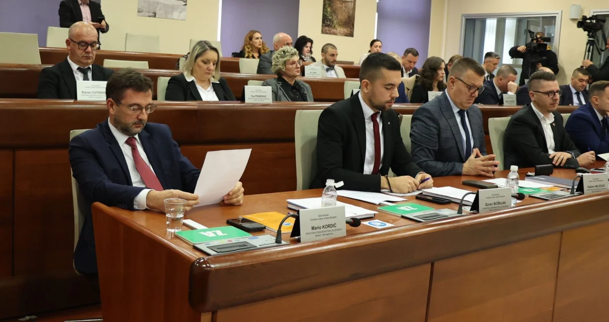 MOSTAR, 3. prosinca (FENA) - U mostarskoj Gradskoj vijećnici održava se prva konstituirajuća redovna sjednica Gradskog vijeća Grada Mostara.(Foto FENA/Branka Soldo)/Fena