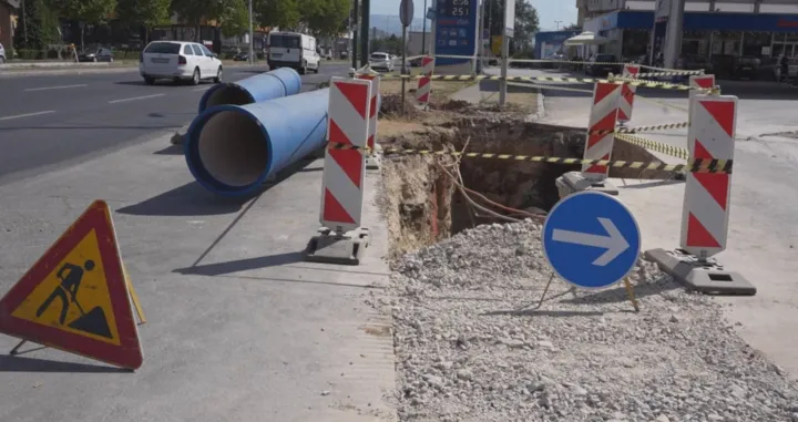 Radovi na uvezivanju novopoloženog potisnog cjevovoda DN 700 Bačevo-Alipa&scaron;in most na Ilidži kod naselja Bulevar. Riječ je o radovima koji se realiziraju u sklopu projekta izgradnje XIII transverzale./Kjkp Vik