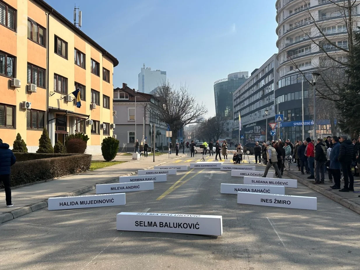 Dvanaestominutnom &scaron;utnjom u Tuzli obilježena godi&scaron;njica ubistva Amre Kahrimanović, brat Nedžad izveo simboličan performans//