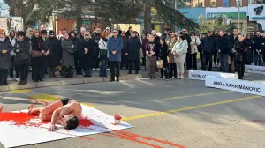 Dvanaestominutnom šutnjom u Tuzli obilježena godišnjica ubistva Amre Kahrimanović, brat Nedžad izveo simboličan performans//