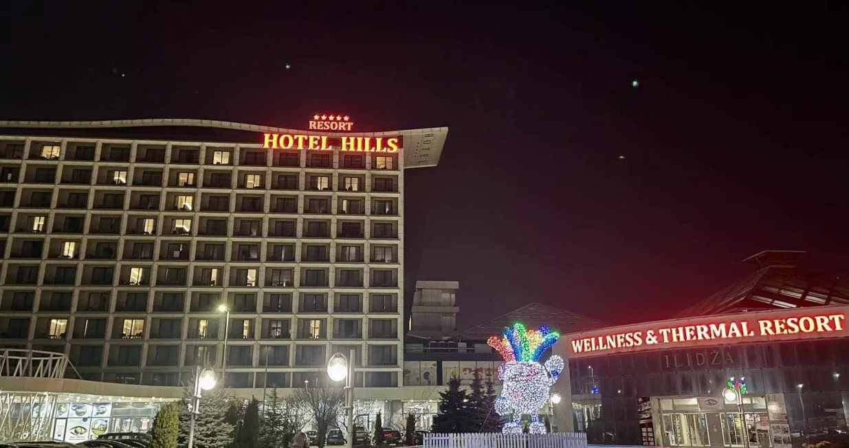 hotel hills, sarajevo, noć//
