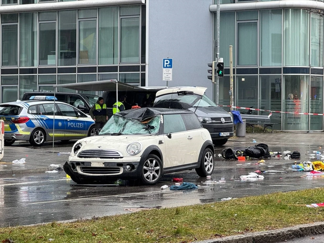 Automobilom (Mini Cooperom) se zabio u masu ljudi na protestu sindikata Verdi u Minhenu u Njemačkoj/Behlül Çetinkaya