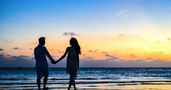 mu&scaron;karac, momak, žena, djevojka, veza, romansa, brak, sreća, ljubav, more, plaža/Pexels