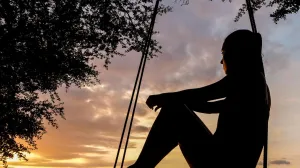 djevojka, žena, plaža, more, zalazak sunca, ljuljaška, pogled u daljinu/Pexels