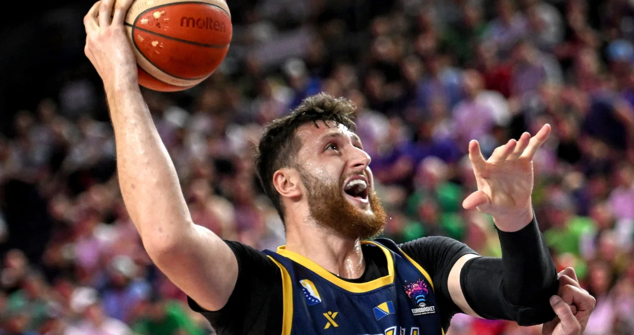 epa10167047 Jusuf Nurkic of Bosnia and Herzegovina in action during the FIBA EuroBasket 2022 group B stage match between Lithuania and Bosnia and Herzegovina in Cologne, Germany, 07 September 2022. EPA/SASCHA STEINBACH