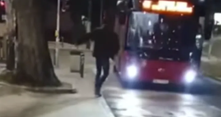 Pijani muškarac se bacio pod autobus u Beogradu/Prtsc