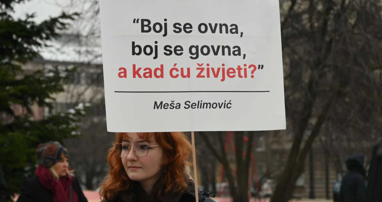 Mirno okupljanje građana na koje je pozvala neformalna grupa studenata HTP (Hoće l' ta promjena), u Hastahana Skate Parku u Sarajevu. Skup se organizuje u čast ubijenima Ineli Selimović i njenom sinu Tariku/Andrej Bjelo&scaron;