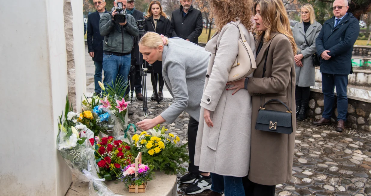 Podgorica, Crna Gora - 27. februar 2025: Polaganjem cvijeća u parku Pobrežje u Podgorici, na spomeniku posvećenom svim civilnim žrtvama ratova na prostoru biv&scaron;e Jugoslavije od 1991. do 2001. godine, danas je obilježena 32.godi&scaron;njica od otmice iz voza u &Scaron;trpcima. Iz Bo&scaron;njačkog vijeća poručili su da zločin u &Scaron;trpcima nikada neće biti zaboravljen i da će svaka vlast u Crnoj Gori biti podsjećana na ovaj datum. (Rusmin Radic - Anadolu Agency)/