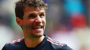 epa10190104 Munich's Thomas Muller reacts after the German Bundesliga soccer match between FC Augsburg and FC Bayern Munich in Augsburg, Germany, 17 September 2022. EPA/HANNIBAL HANSCHKE CONDITIONS - ATTENTION: The DFL regulations prohibit any use of photographs as image sequences and/or quasi-video.