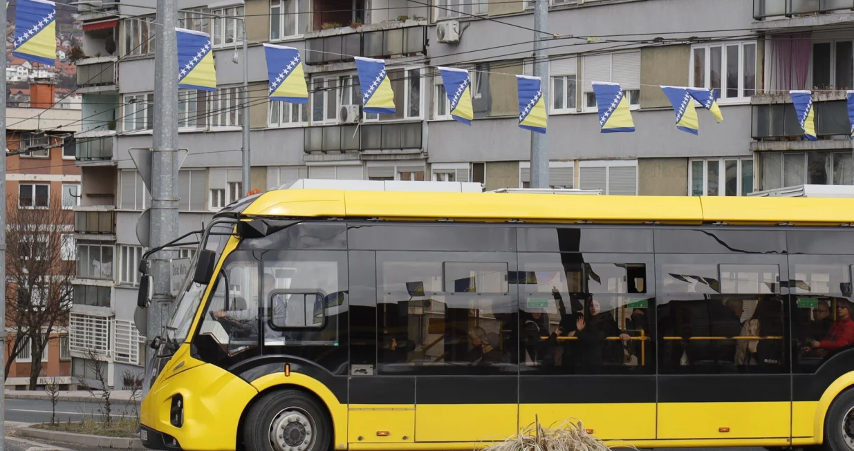 Grad okićen povodom Dana nezavisnosti kružni tok hrasno brdo/Senad Gubelić